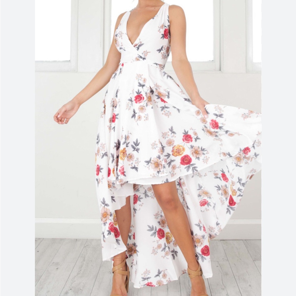 NWT SHOWPO OCEAN AVENUE DRESS IN WHITE
FLORAL, SIZE LARGE - Picture 11 of 12